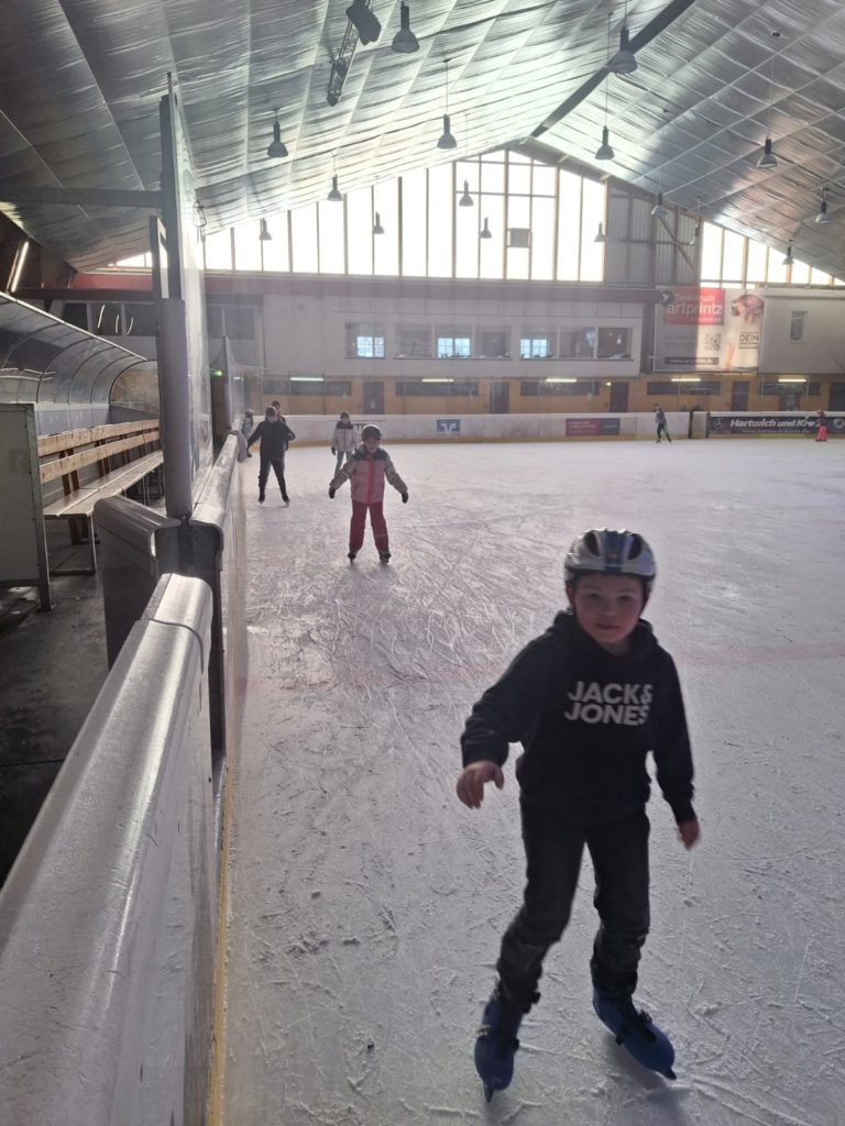 Ausflug der Kinder- und Jugendfeuerwehr zur Eissporthalle in Lauterbach
