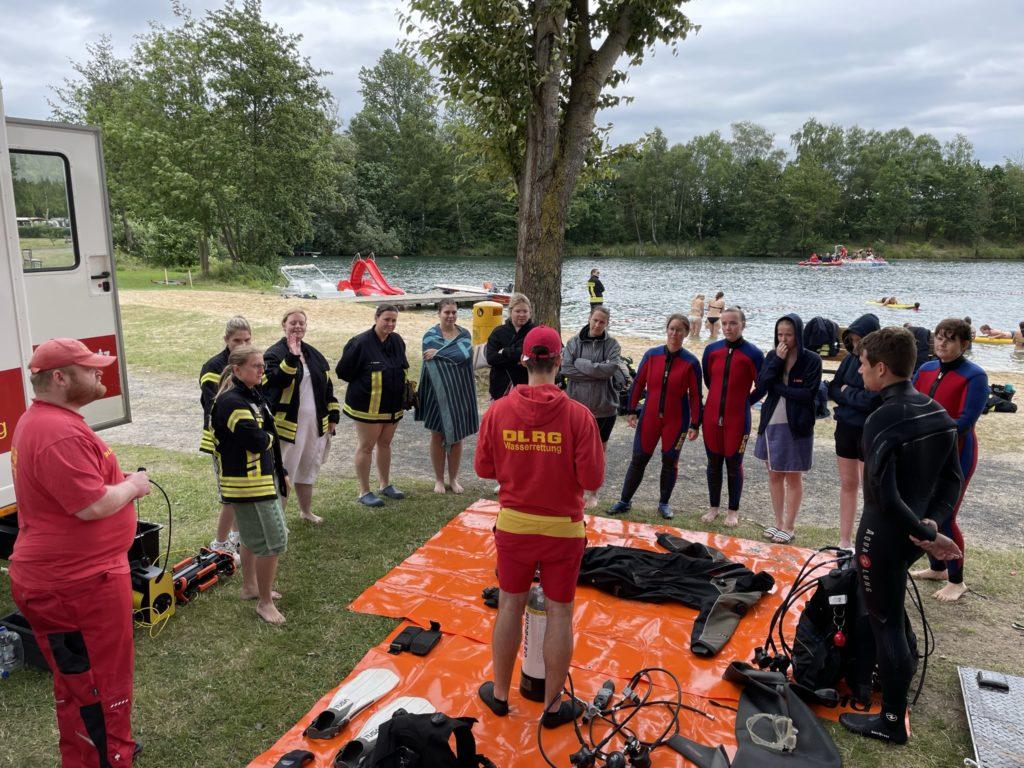 Feuerwehrfrauen bilden sich fort – gemeinsame Ausbildung mit der DLRG
